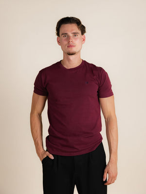 BERKN Signature T-shirt Burgundy – voorkant, gedragen door Denzel