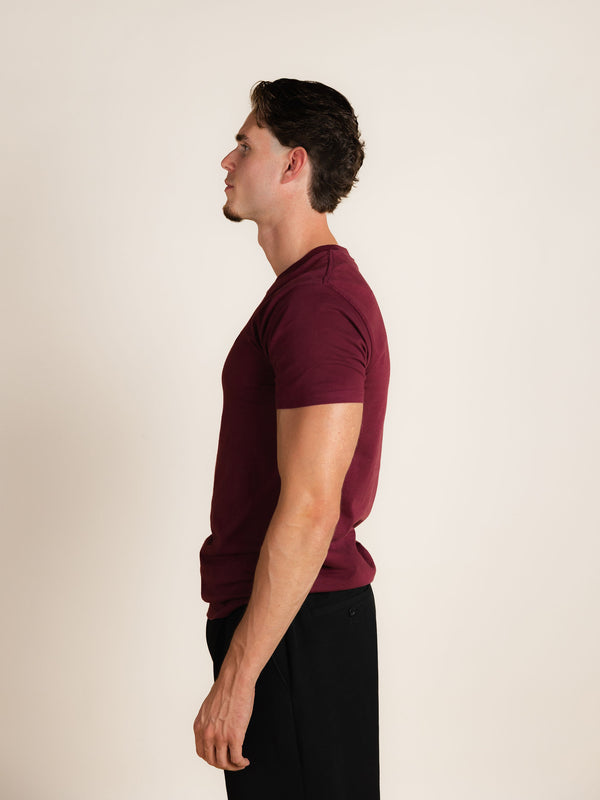 BERKN Signature T-shirt Burgundy – zijkant, gedragen door Denzel