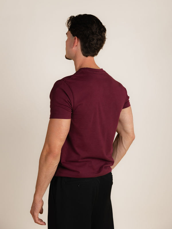 BERKN Signature T-shirt Burgundy – achterkant, gedragen door Denzel