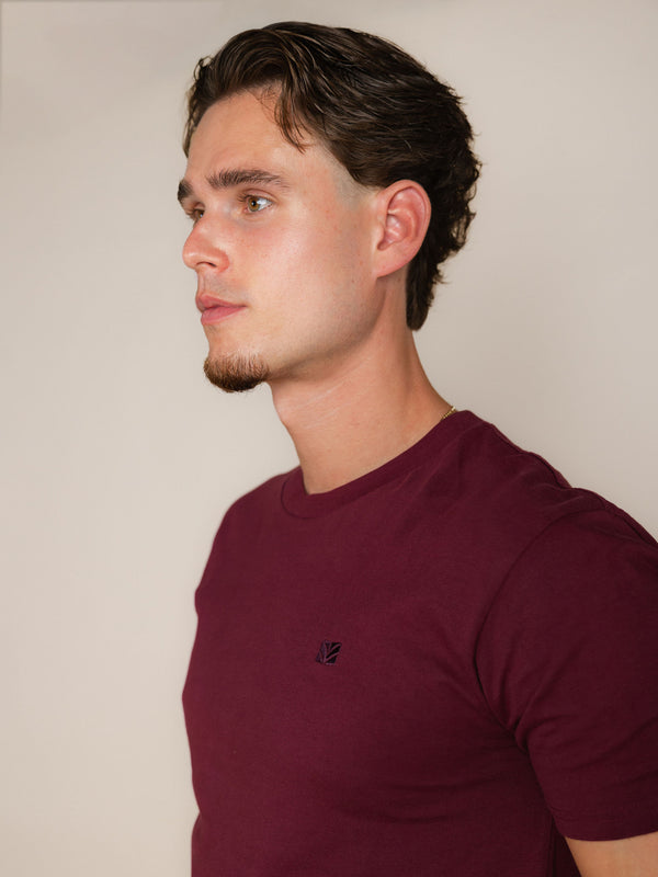 BERKN Signature T-shirt Burgundy – detail van het geborduurde borstlogo