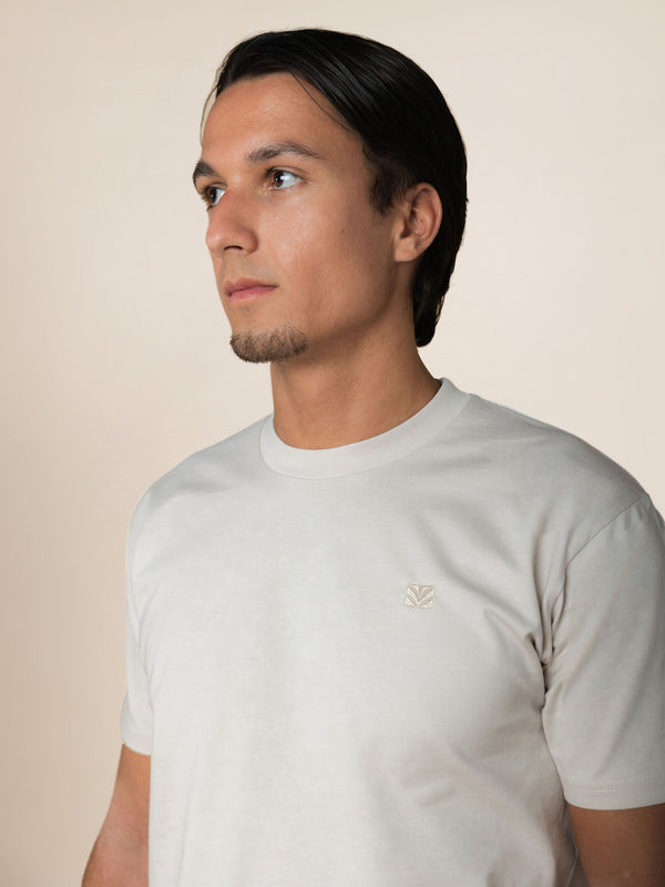 BERKN Signature T-shirt Bone – detail geborduurd borstlogo