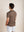 Achteraanzicht van het BERKN Signature T-shirt in Walnut, gedragen door Reno.