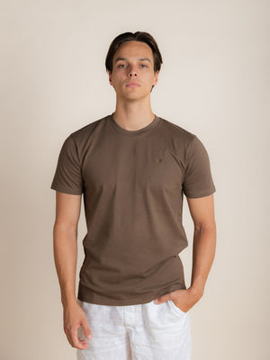 BERKN Signature T-shirt Walnut – voorkant, gedragen door Reno
