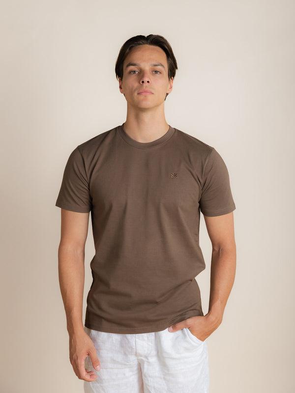 BERKN Signature T-shirt Walnut – voorkant, gedragen door Reno
