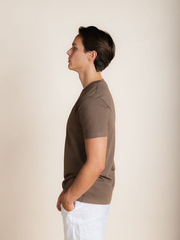 BERKN Signature T-shirt Walnut – zijkant, gedragen door Reno