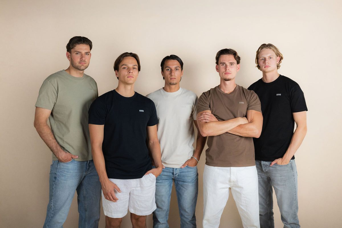 Groepsportret van vijf modellen in BERKN Original T-shirts
