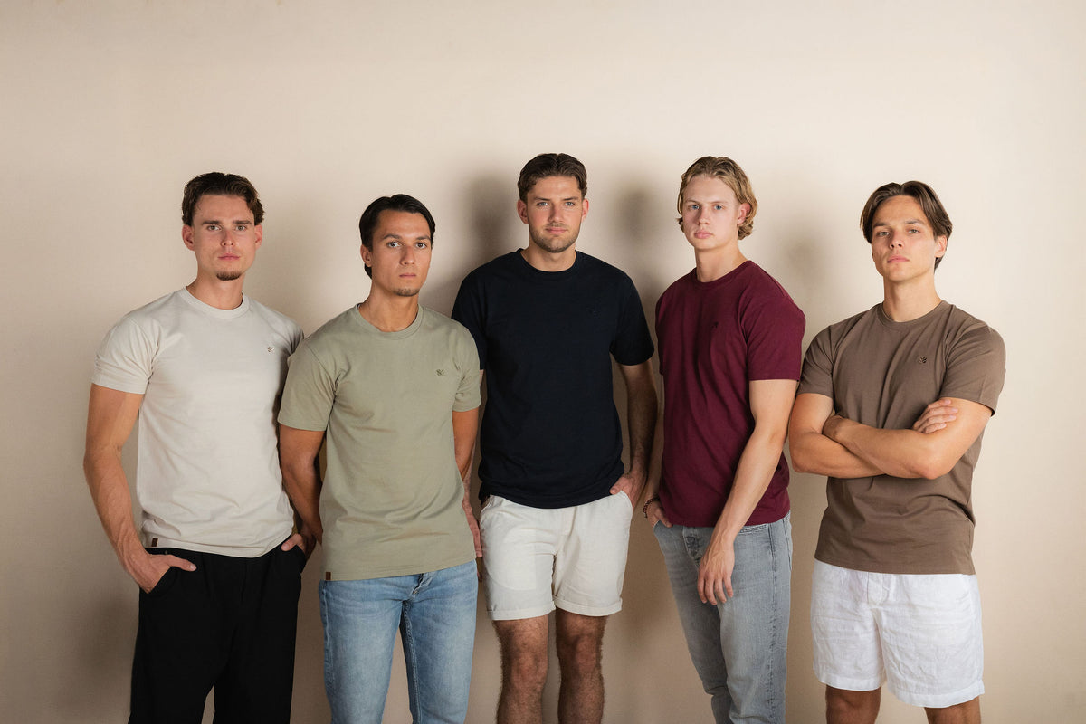 Groepsportret van vijf modellen in BERKN Signature T-shirts