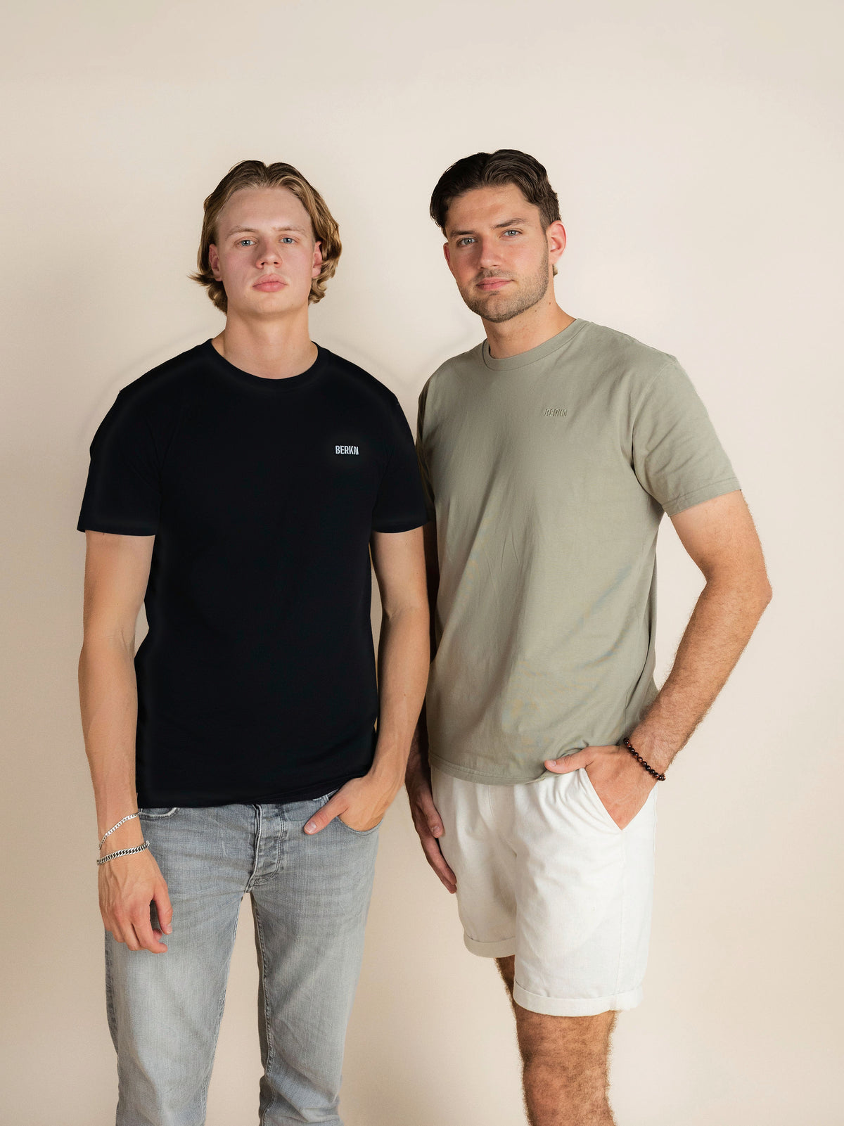 Twee modellen in BERKN Original T-shirts in zwart en eucalyptus