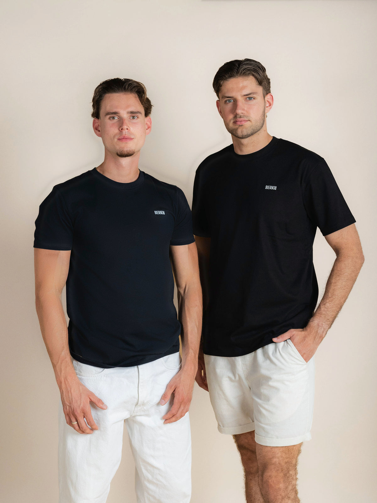 Twee modellen in navy en zwarte BERKN Original T-shirts